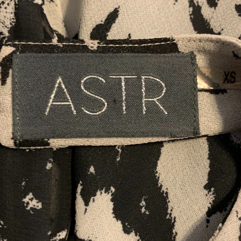 ASTR Cutout Back Long Sleeve Shift Dress - Picture 5 of 7